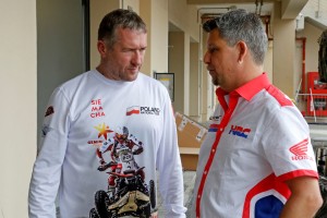 World FIM quads champion Rafal Sonik of Poland (left) discussing team plans as he looks to defend his Desert Challenge title
